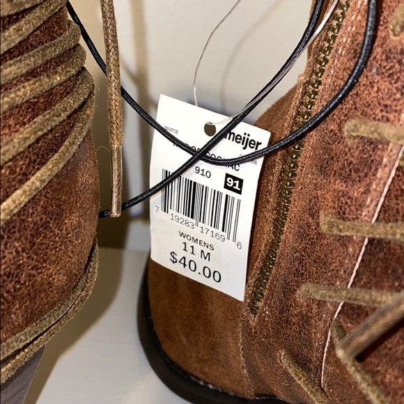 NWT - Women’s Brown Ankle Boots - Picture 6 of 9